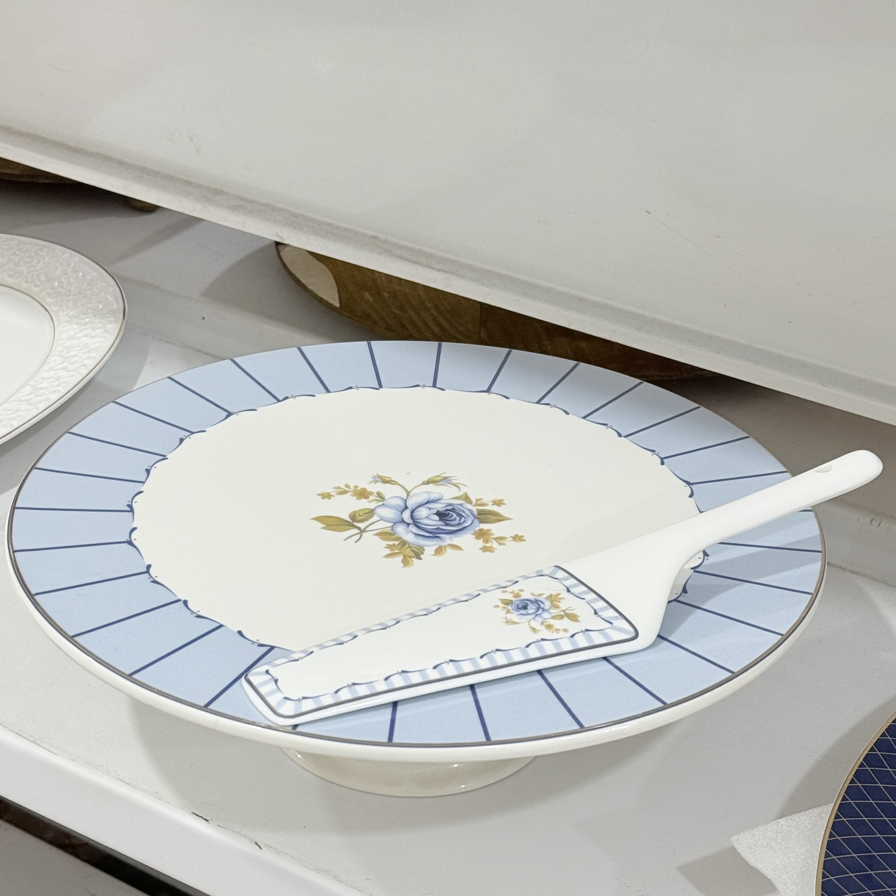 کیک خوری پایه دار آنجلا آبیMK188